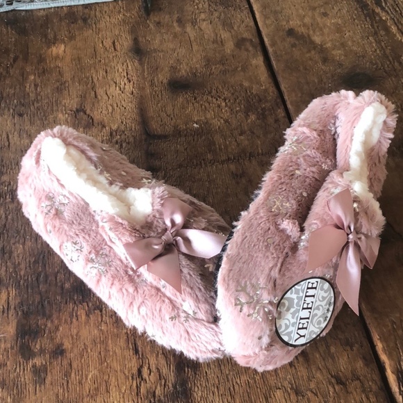 Dusty rose shimmer snowflake Faux Fur Slippers - Picture 2 of 4